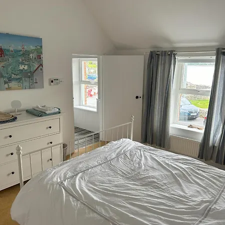 A Wonderful 3-bed House In Sleeps 6 *